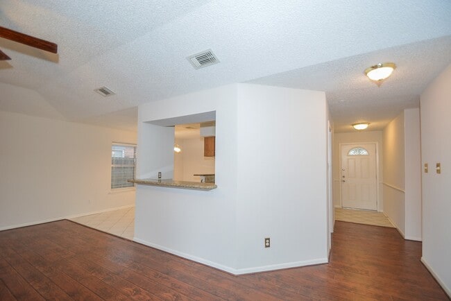 Building Photo - 3015 Sam Houston Dr