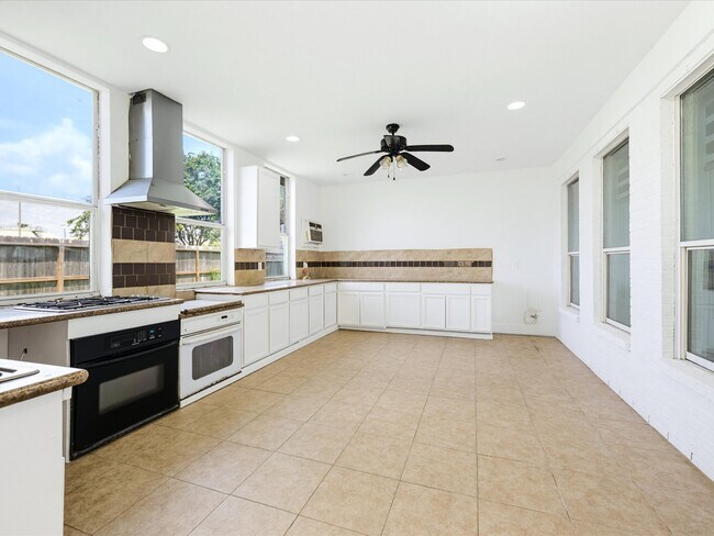 Building Photo - 1114 Jasons Bend Dr