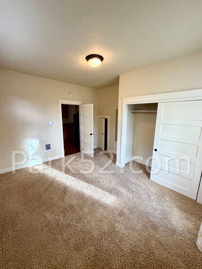Building Photo - 1 Bedroom Unit in Tacoma Tri-Plex with Washer & Dryer!