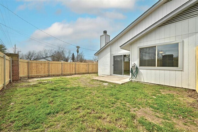 Building Photo - 601 Valley View Dr