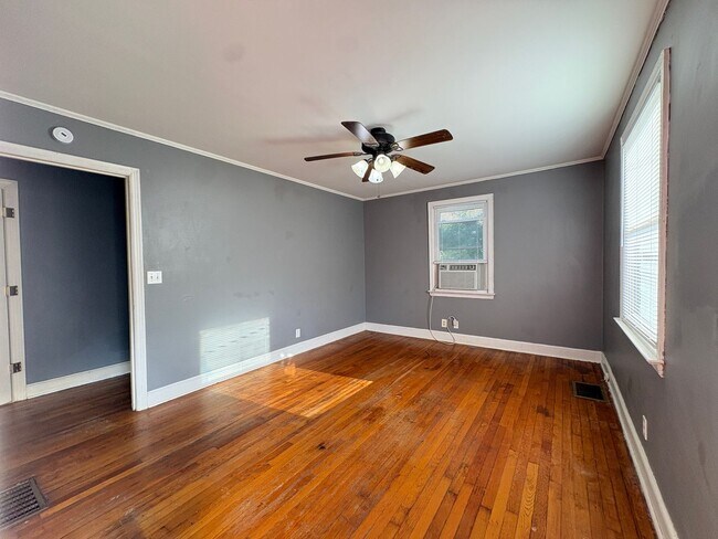 Building Photo - 2 Bedroom, 1 Bathroom House in Winston-Salem!