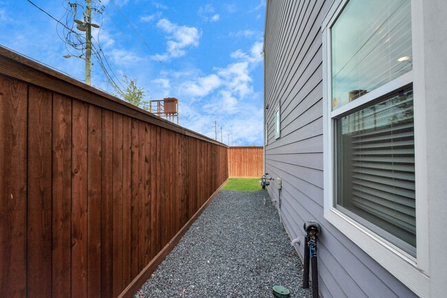 Building Photo - 713 Strawberry Pines Ct