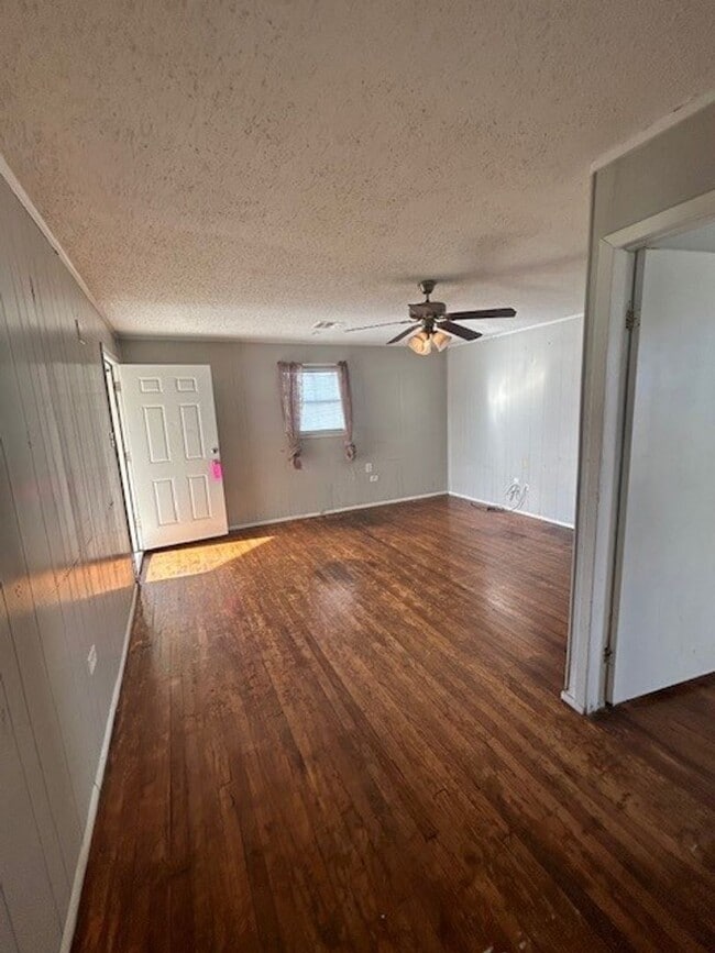 Building Photo - Perfect Family Home