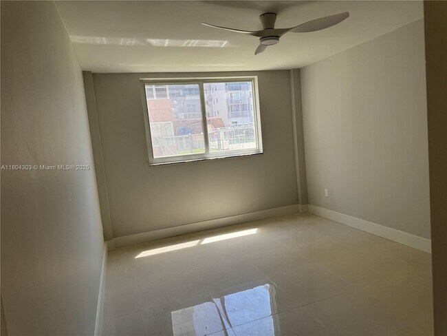 Building Photo - 16450 Miami Dr