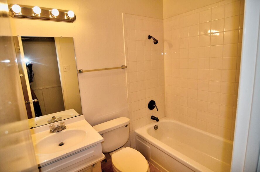 Building Photo - 2017 Shenandoah Dr