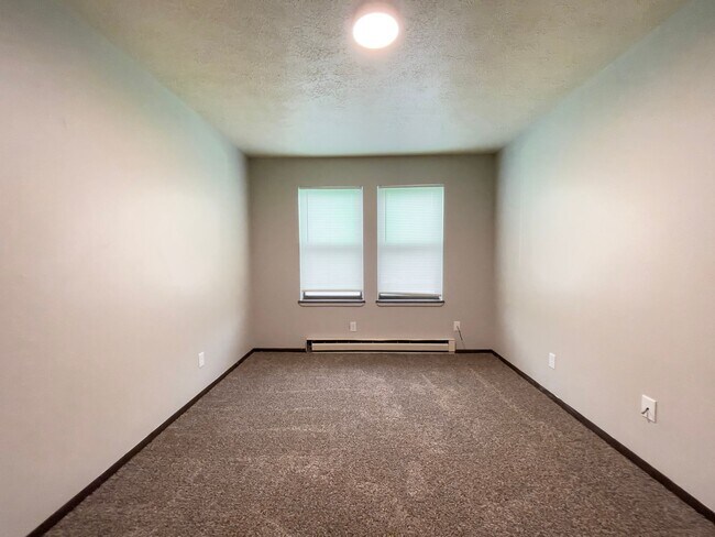 Building Photo - 2213 E Memorial Dr