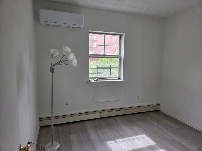 Building Photo - 832 Bryant Ave
