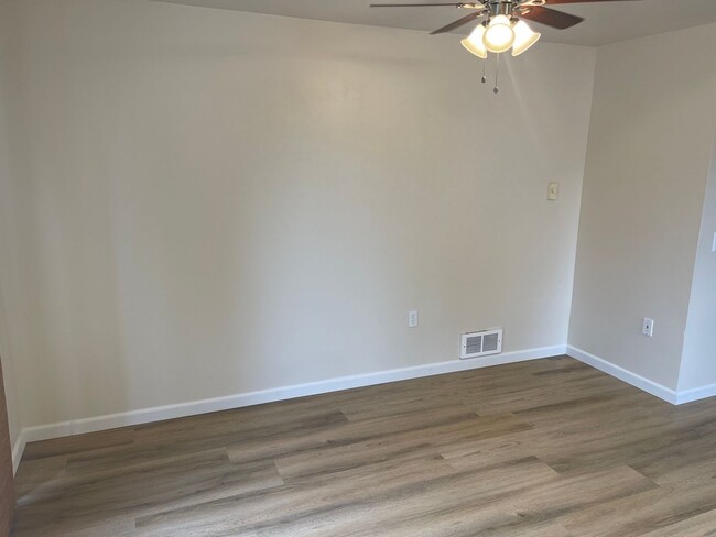 Building Photo - Spacious 2BD/1.5BTH Townhome for Rent in L...