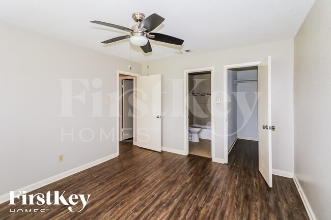 Building Photo - 10810 Lakewood Oaks Dr