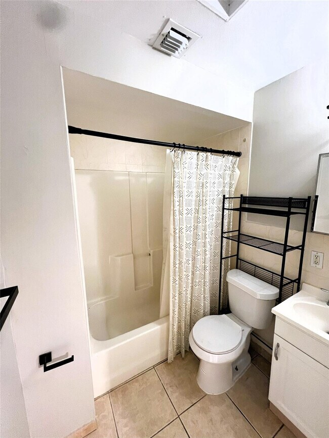 Building Photo - 2726 Adams St