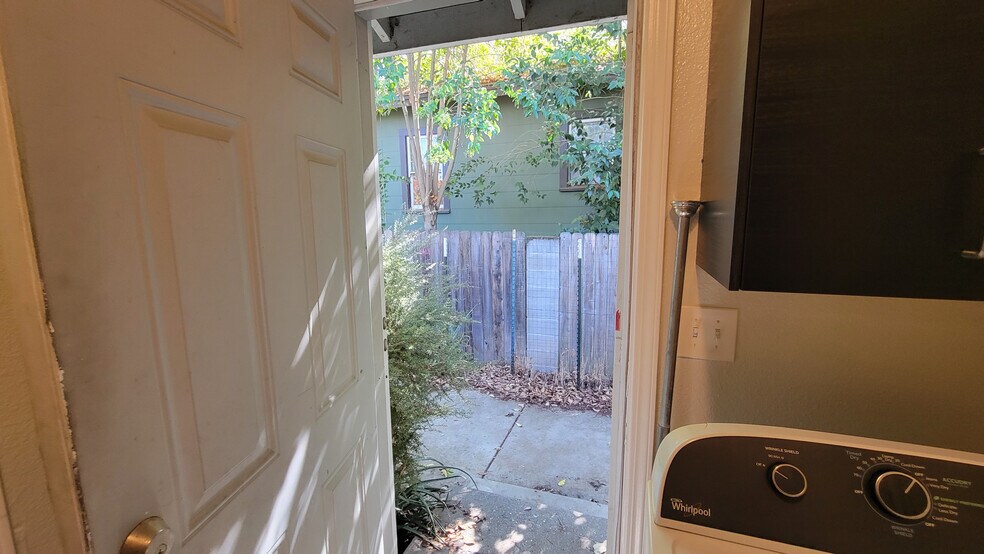 Building Photo - 3116 San Carlos Way