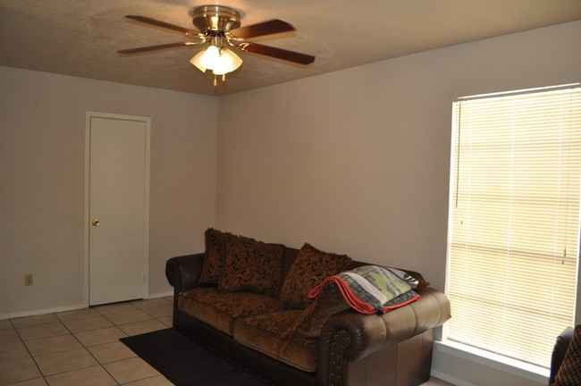 Living Room - Katy Mayfair Apartments