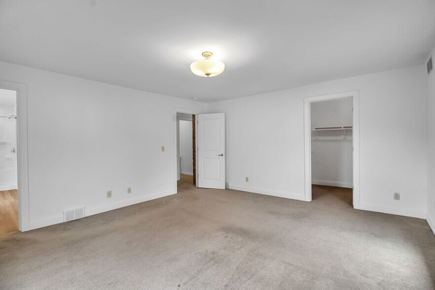 Building Photo - 5849 Broadway, 8