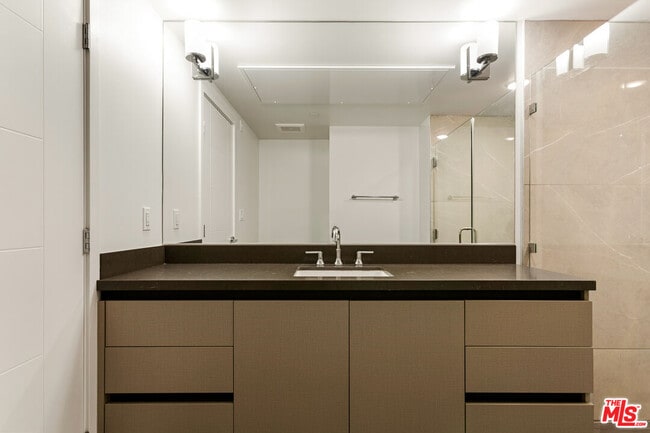 Building Photo - 837 S Harvard Blvd