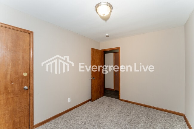 Building Photo - 4806 W Hampton Ave