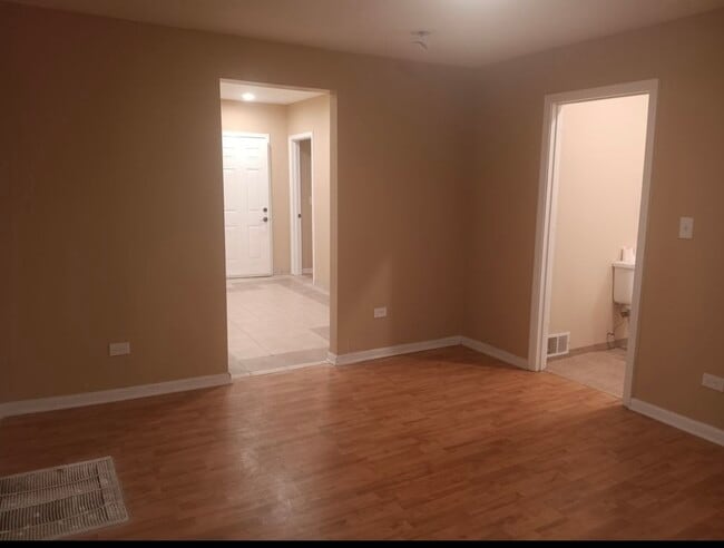 Building Photo - 5005 W Chicago Ave