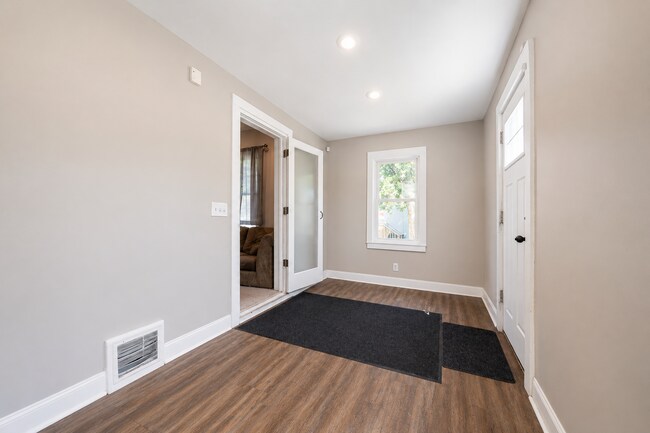 Building Photo - 1414 Xerxes Ave N