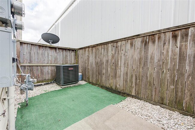 Building Photo - 8715 Meadowcroft Dr