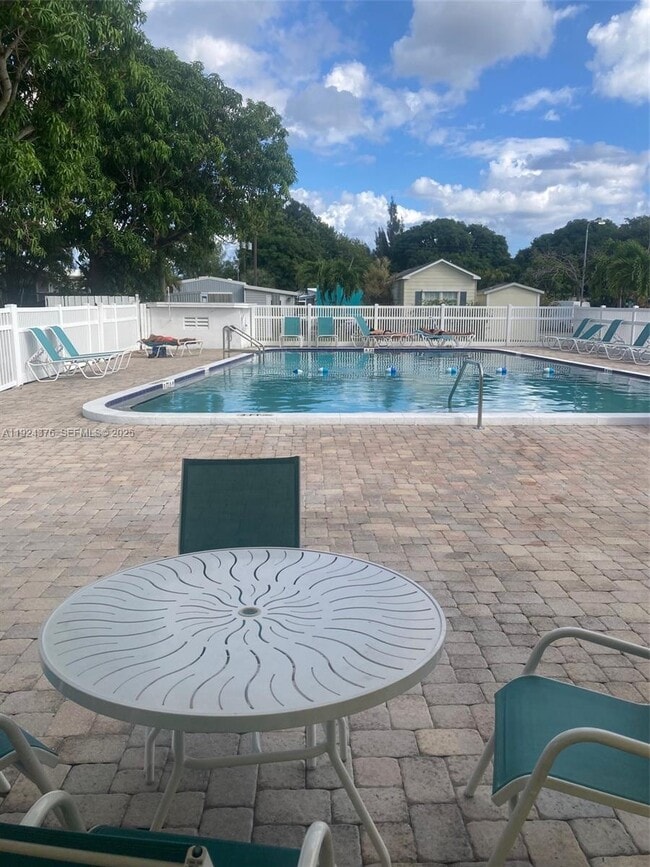 Building Photo - 310 NE 45th Pl