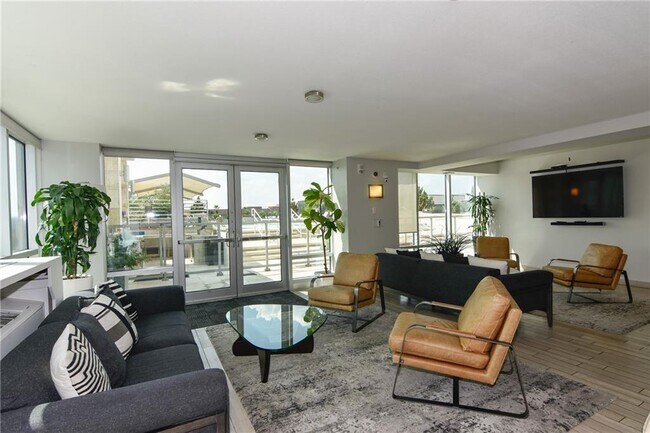 Building Photo - 300 Bowie St