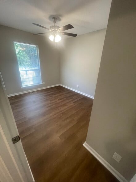 Building Photo - 221 Fallsway Ln