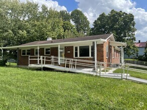 Building Photo - Charming 4 Bedroom, 3 Bathroom Home in the...