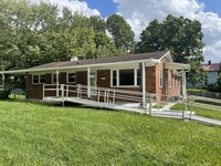 Building Photo - Charming 4 Bedroom, 3 Bathroom Home in the...