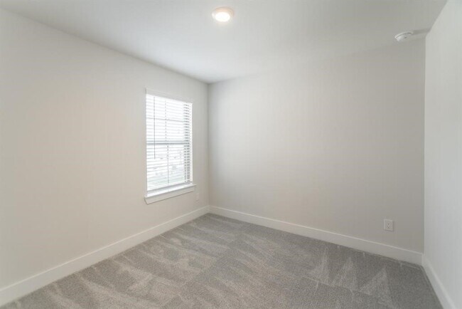 Building Photo - 10626 Whitejacket