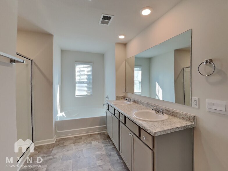 Building Photo - 8286 Middlebrook Dr