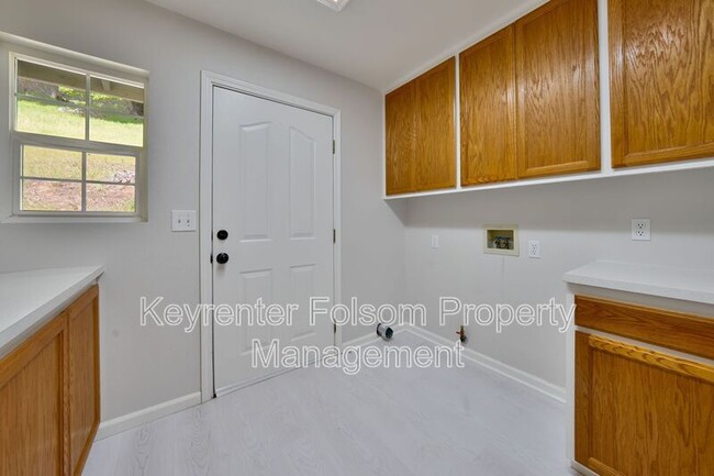 Building Photo - 5456 Oak Leaf Cir