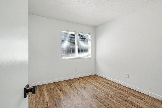 Building Photo - 5260-5262 Springcrest Drive