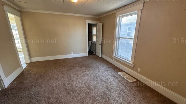 Building Photo - $925 - 2 bed 1 bath Single Family Home