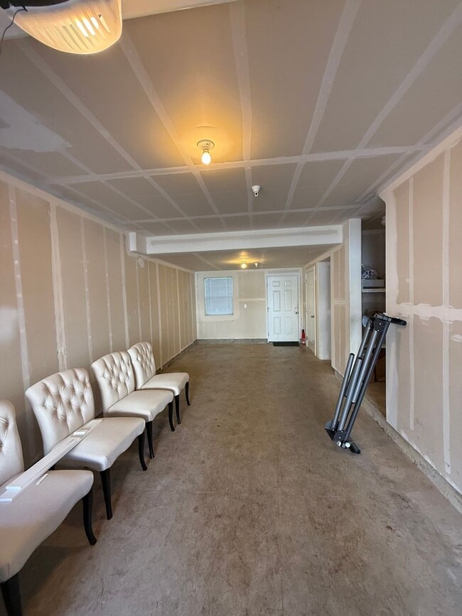 Building Photo - Spacious Beaverton Living – Prime Location...