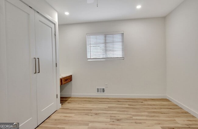 Building Photo - 183 Pine St NE