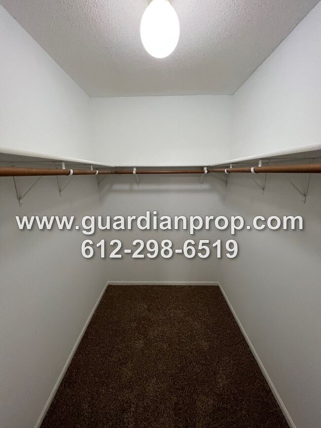 Building Photo - End Unit Maplewood Townhouse Available Jan...
