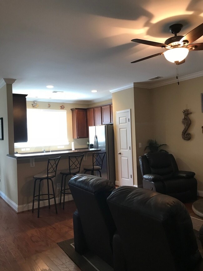 Building Photo - Townhouse with Fenced Backyard!