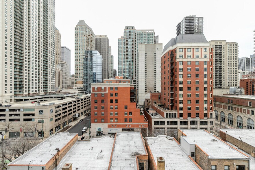 Building Photo - 77 W Huron St