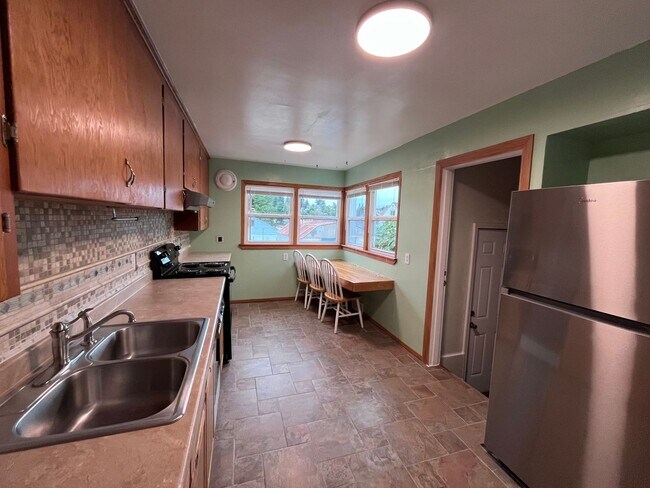 Building Photo - Charming Bremerton Home with Fenced Yard