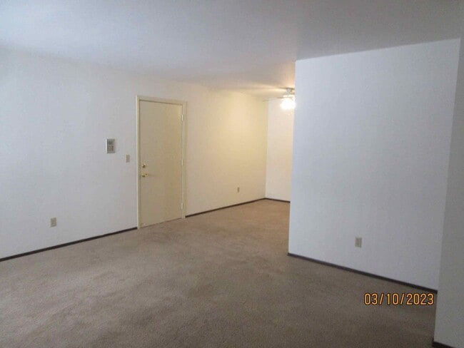 Building Photo - Available Mid-Late September 2025 Remodele...