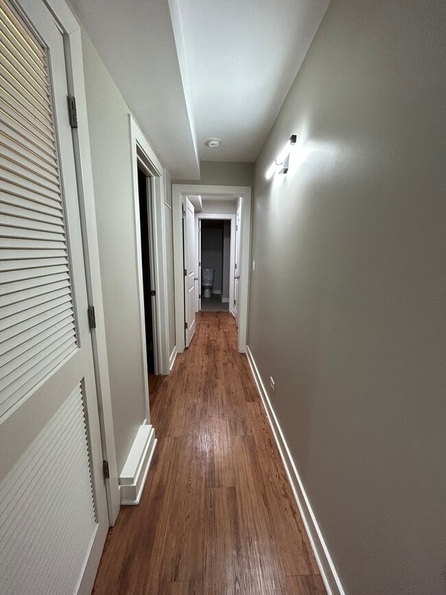 Building Photo - 753 W Buckingham Pl