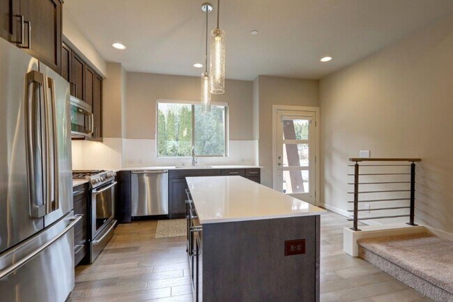 Building Photo - Immaculate and Spacious 2 Bedroom/1.75 Issaquah Townhome!