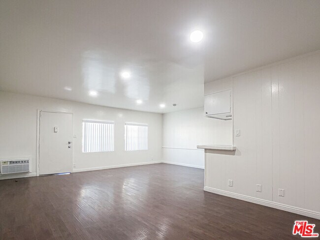 Building Photo - 453 N Kingsley Dr