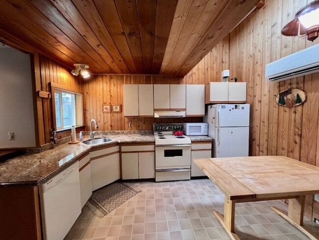 Building Photo - Fully Furnished Short Term Rental Right on...
