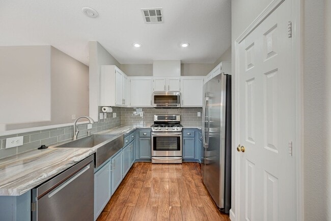 Building Photo - Stunning one story in the NW!