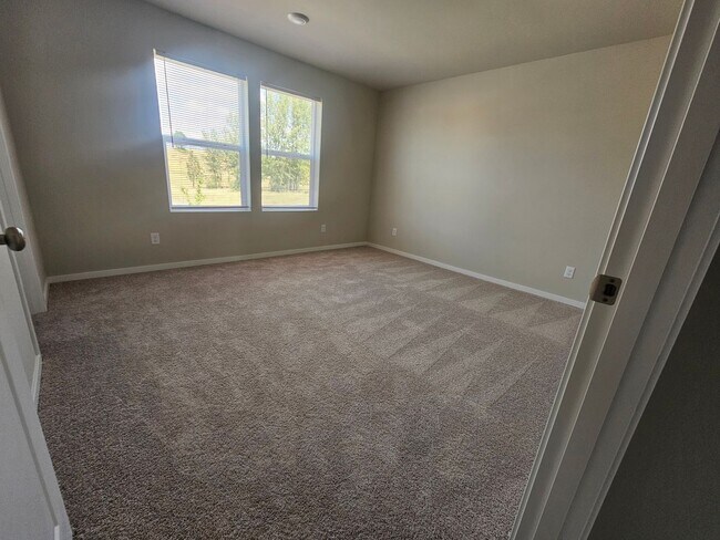 Building Photo - Stunning 4-Bedroom Pet-Friendly Home for L...