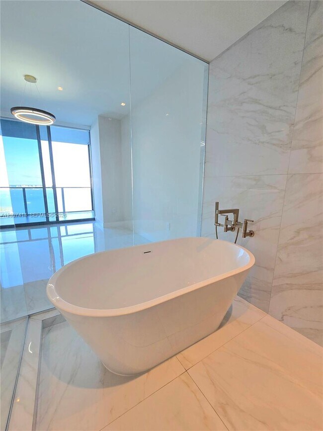 Building Photo - 700 NE 24th St