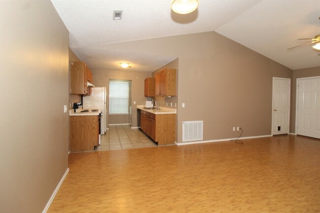 Building Photo - 3152 Parkway Dr