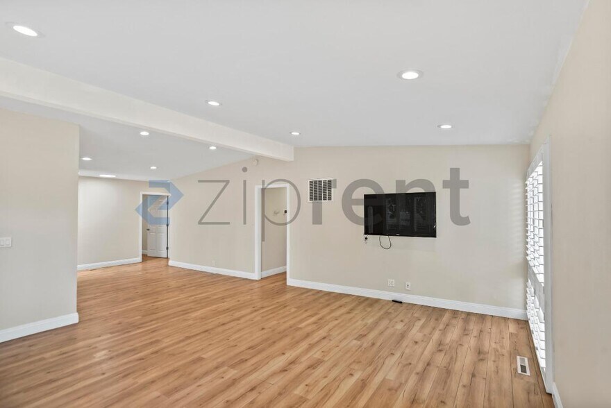 Building Photo - Unit