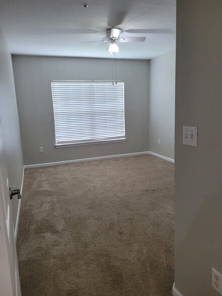 Building Photo - 814 Crest Pines Dr