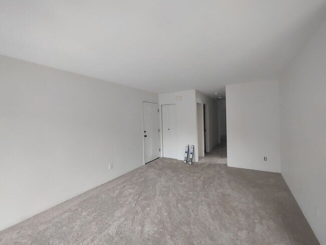 Building Photo - 3 BR, 2 BA unit in QUITE 4 plex. Storage & W/D included